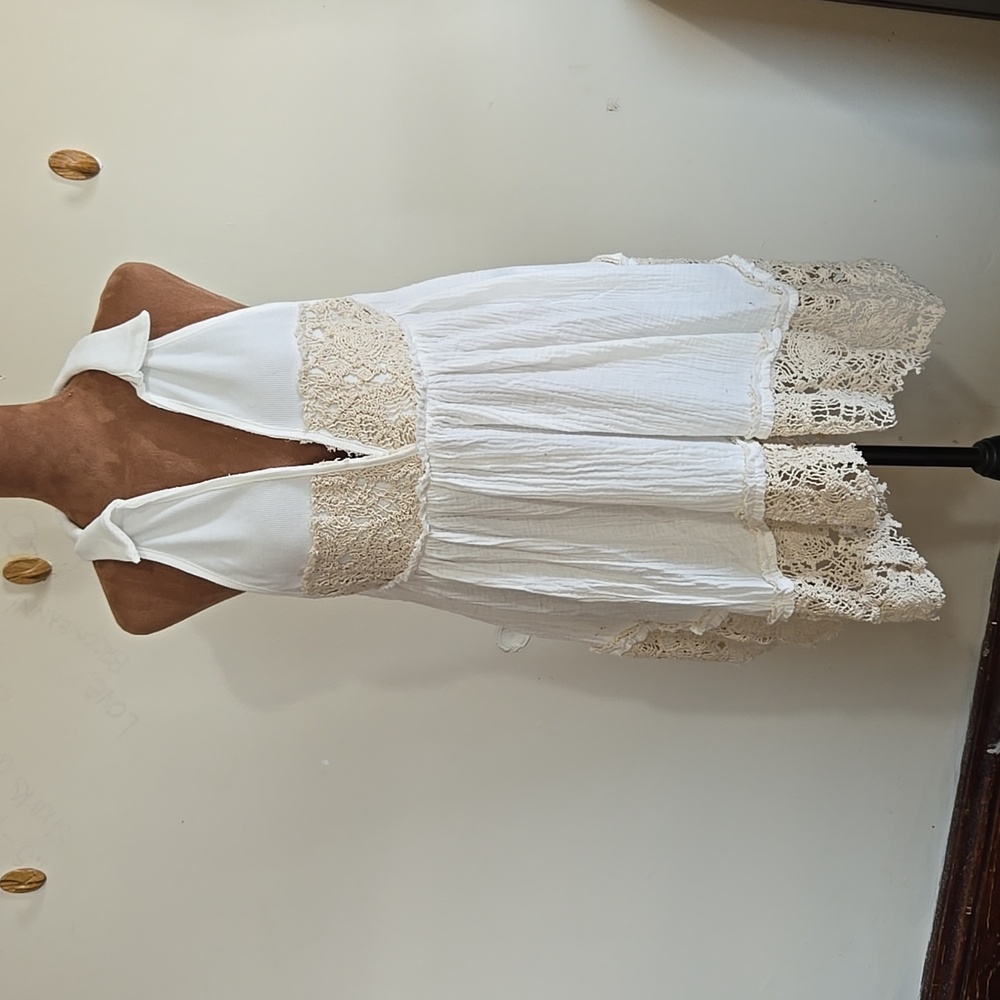 POL White and Beige Lace Trim Halter Tank Top. Size Medium